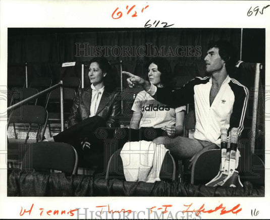 1980 Press Photo Tennis pros watch Gulf States Tennis Classic match, New Orleans- Historic Images