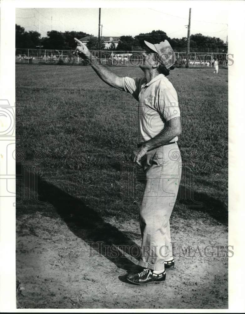 1981 Press Photo Baseball coach Skeeter Theard shown in the field - noc89329- Historic Images