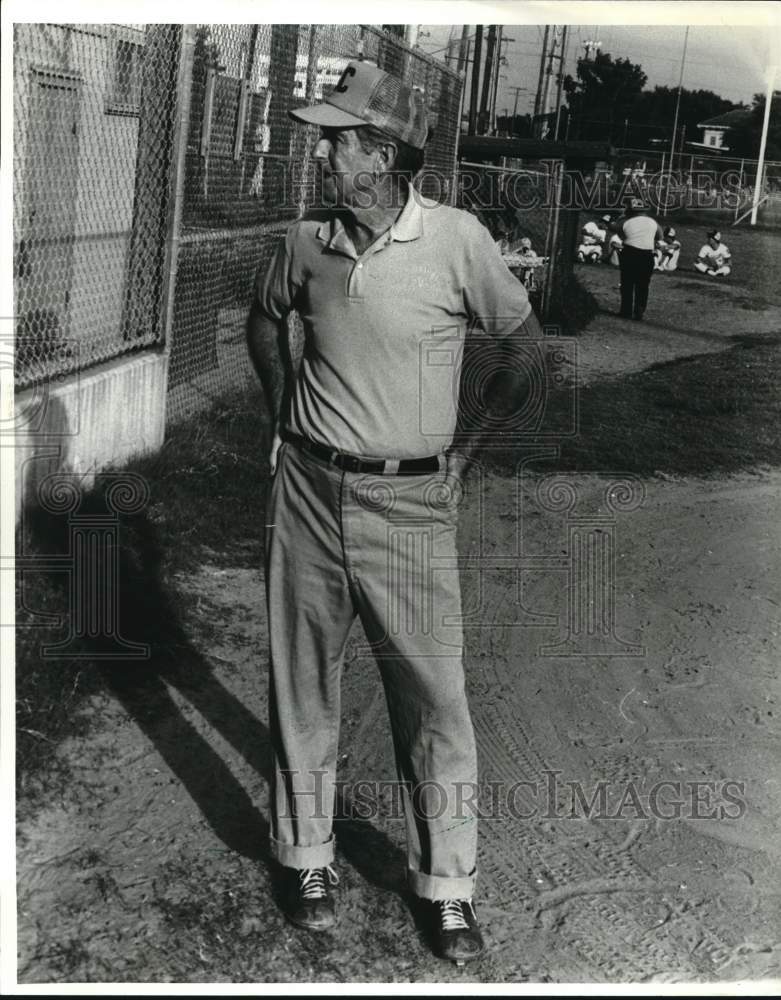 1981 Press Photo Baseball coach Skeeter Theard in the field - noc89332- Historic Images