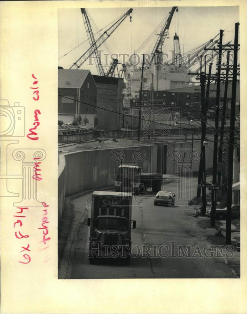 Load image into Gallery viewer, 1992 Press Photo Trucks roll down the Tchoupitoulas Street corridor - noc89835
