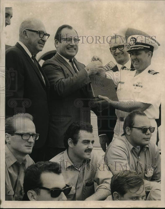 1968 Press Photo Plane given to Delgado at Callender Field- Historic Images