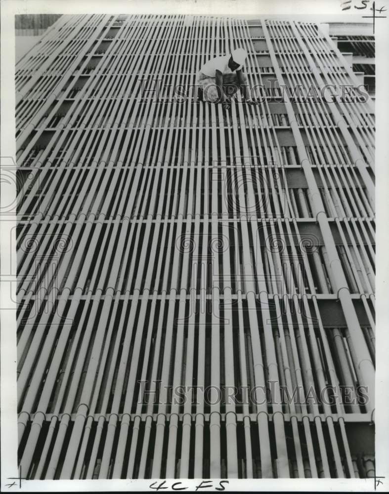 1975 Press Photo Worker inspects row of pipes at Tenneco Chemicals, Inc- Historic Images