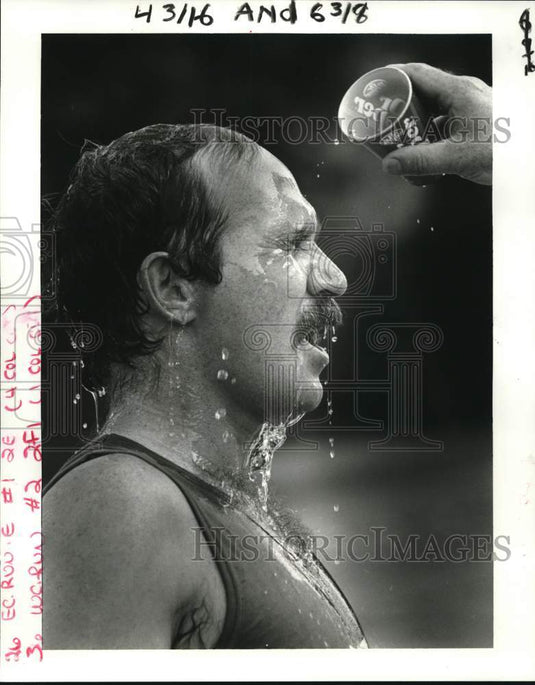 1985 Press Photo Dennis Glendenning finishing Teneco Muscular Dystrophy Run- Historic Images