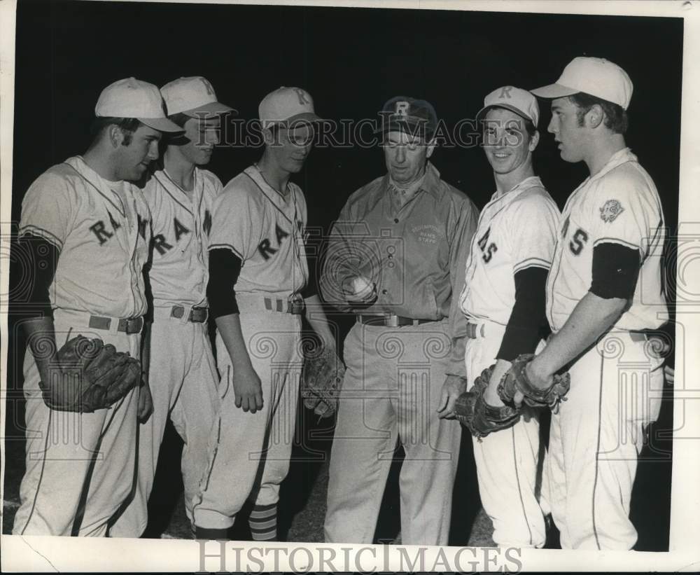 1972 Press Photo Baseball Wilfred &quot;Skeeter&quot; Theard talks with his team- Historic Images