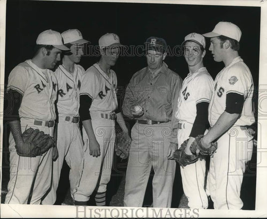 1972 Press Photo Baseball Wilfred "Skeeter" Theard talks with his team- Historic Images