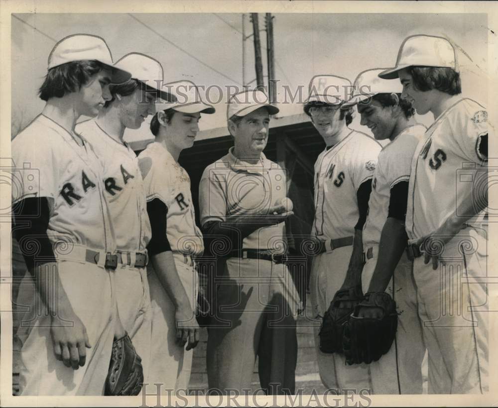 1974 Press Photo Baseball Wilfred &quot;Skeeter&quot; Theard with his pitching staff- Historic Images