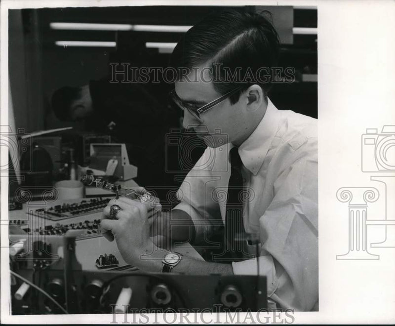Load image into Gallery viewer, 1968 Press Photo David Shaver of New Orleans, a project engineer for TA
