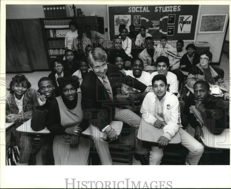 Load image into Gallery viewer, 1989 Press Photo Pat Taylor &amp; kids at Abramson High School in New Orleans East

