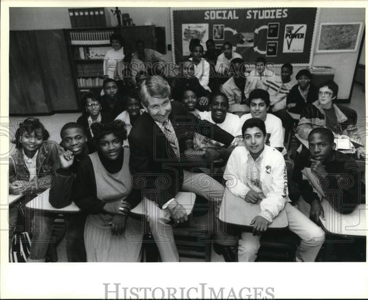 1989 Press Photo Pat Taylor & kids at Abramson High School in New Orleans East