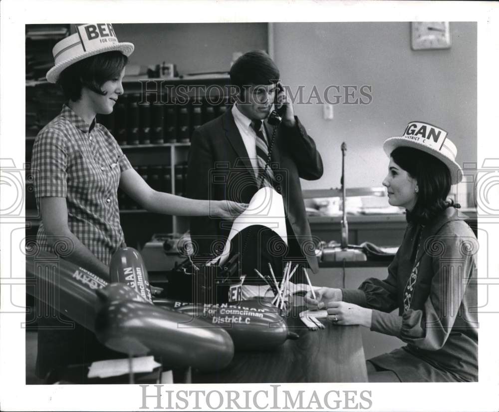 1969 Press Photo Teenagers work for councilman candidate Berrigan- Historic Images