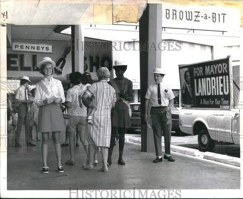 1969 Press Photo Teens pass out Landrieu flyers at Carrollton Shopping Center- Historic Images