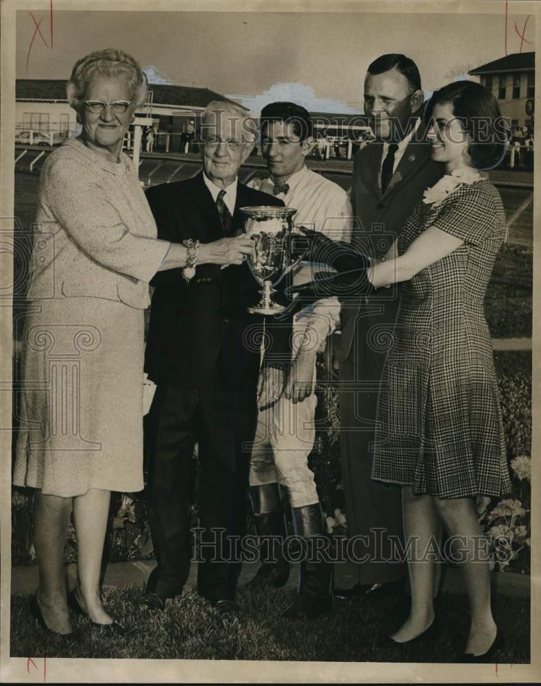 1967 Press Photo Mr. and Mrs. E.K. Thomas, company, celebrate horse race victory- Historic Images