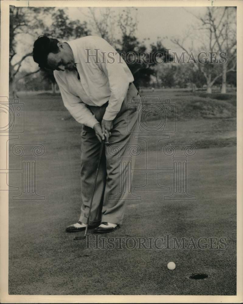 Press Photo Henry Thomas plays golf - noc91000- Historic Images