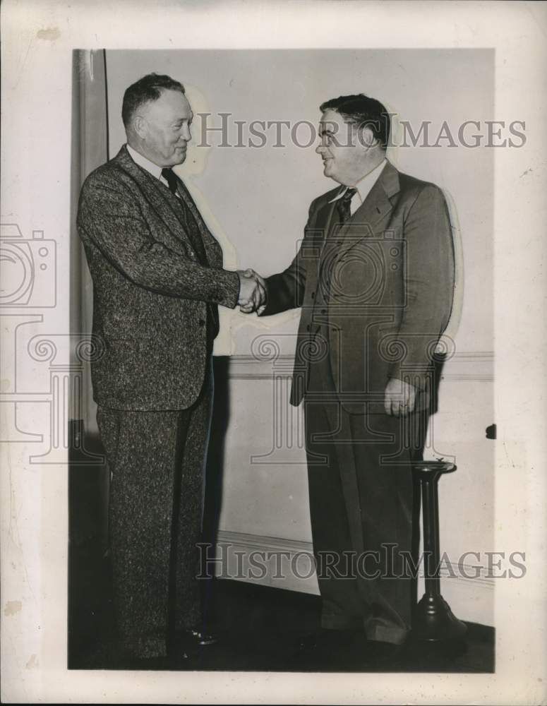 1947 Press Photo Football Harold Drew shakes hands with Frank Thomas- Historic Images