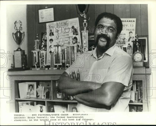 1982 Press Photo Ernie Terrell, former heavyweight champion in his Chicago home- Historic Images