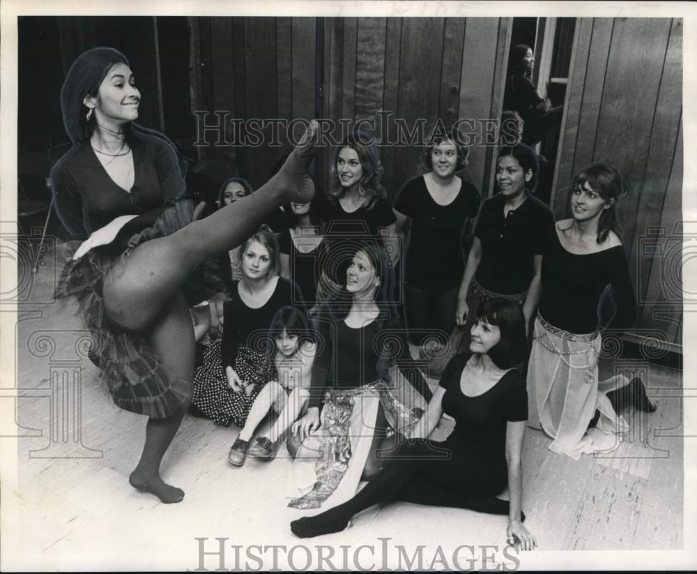 1974 Press Photo Nanette Thornton, YWCA instructor demonstrates spirited can-can- Historic Images