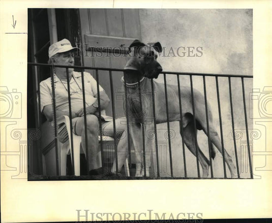 1992 Press Photo John Thomas & his Great Dane sitting out looking at tourist- Historic Images