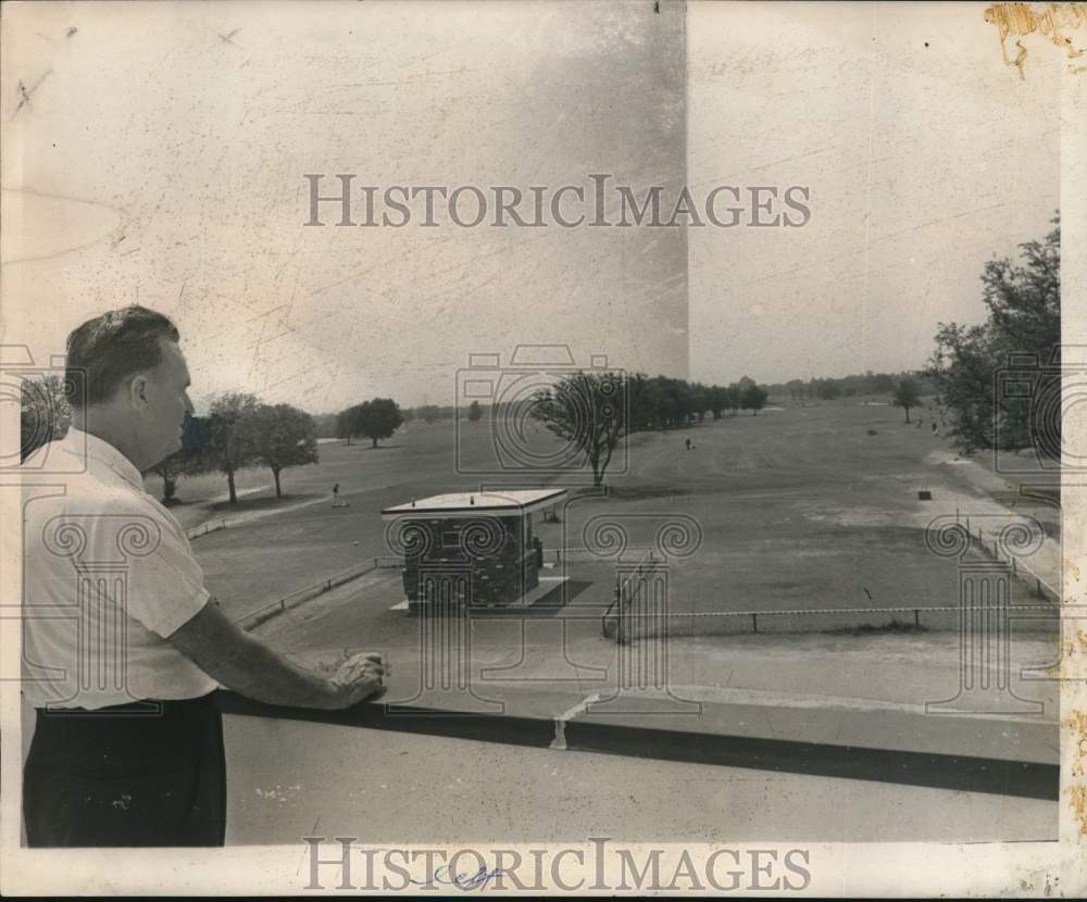 1969 Press Photo Henry Thomas, City Park golf pro, looks out over new course- Historic Images