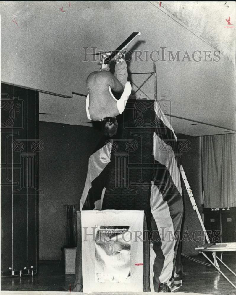 1976 Press Photo Bob Theobald during ski exhibition - noc92008- Historic Images