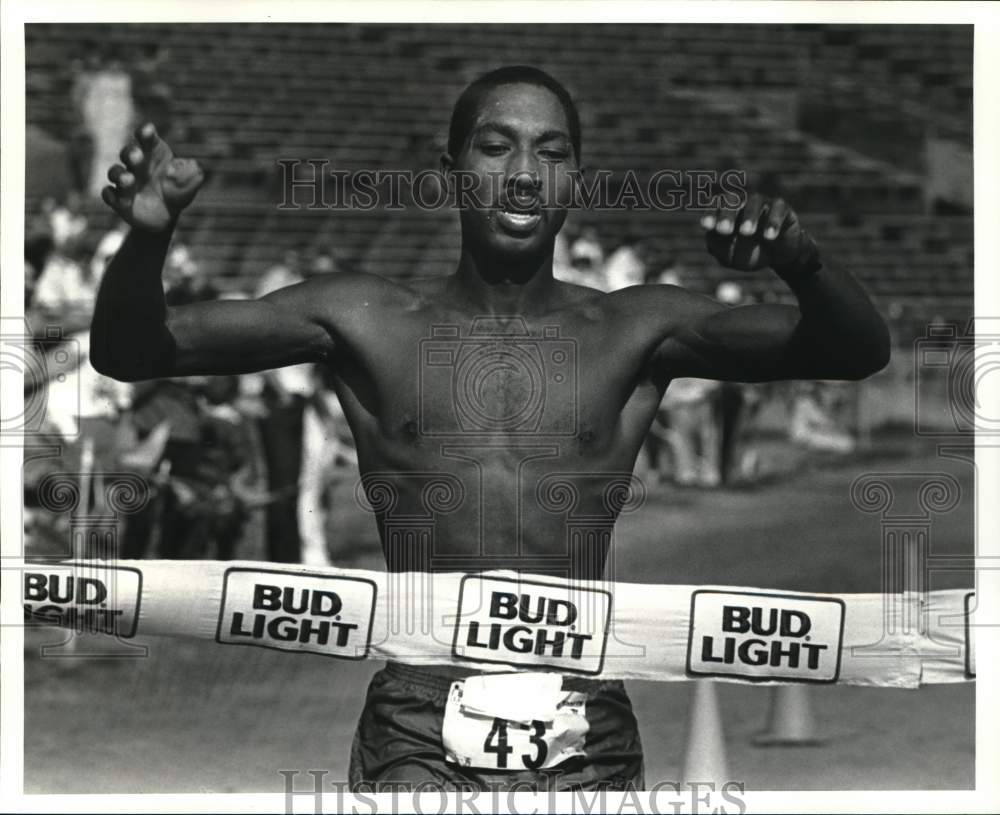 1988 Press Photo Runner Alexander Thomas during marathon at Tad Gormley Stadium- Historic Images