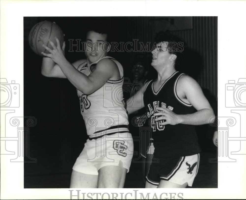 1990 Press Photo Lance Thorne leads Pioneers basketball against Word of Faith- Historic Images