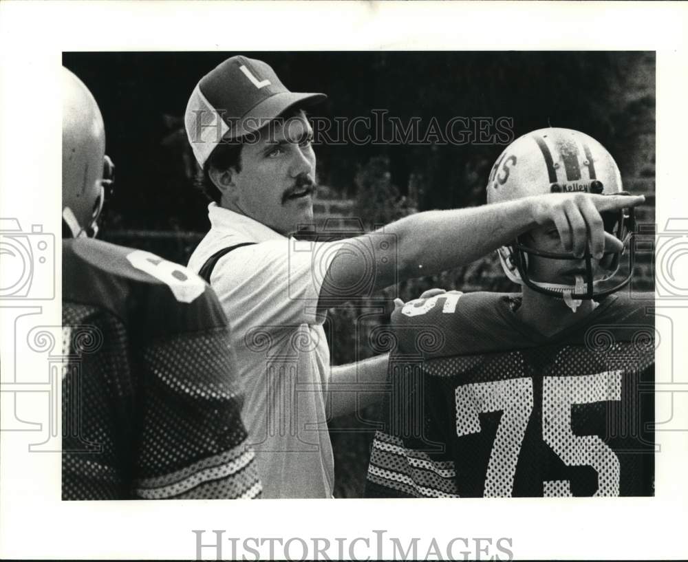 1985 Press Photo Football coach Frank Streufert of Lutheran talks to his team- Historic Images