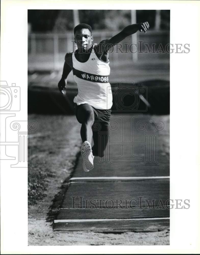 1990 Press Photo Robert Thomas at the District 12 AAAA track meet - noc92554- Historic Images