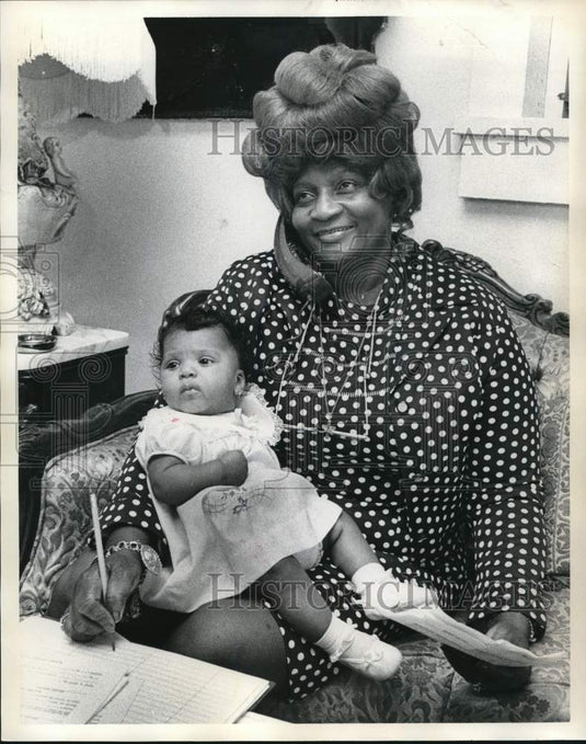 1975 Press Photo Candidate Edna Mae Tickles holds her granddaughter Natasha