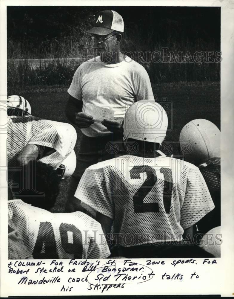 1984 Press Photo Football - Mandeville coach Sid Theriot talks to his Skippers- Historic Images