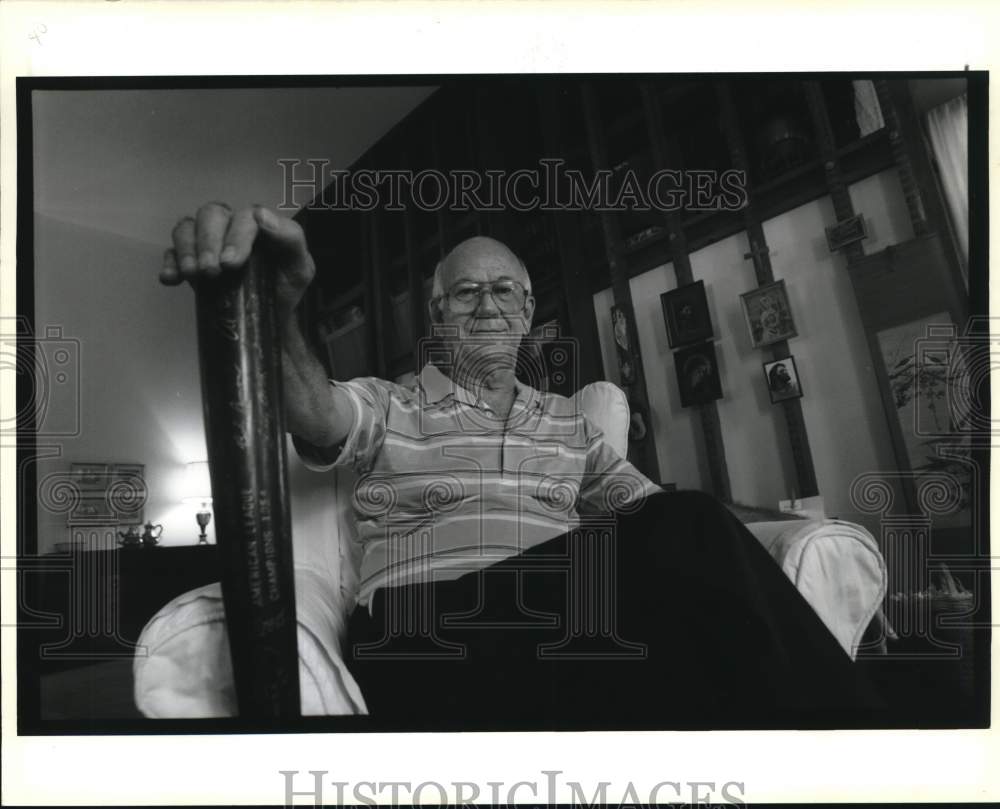 1989 Press Photo George Strickland, ex-baseball player with prize baseball bat- Historic Images