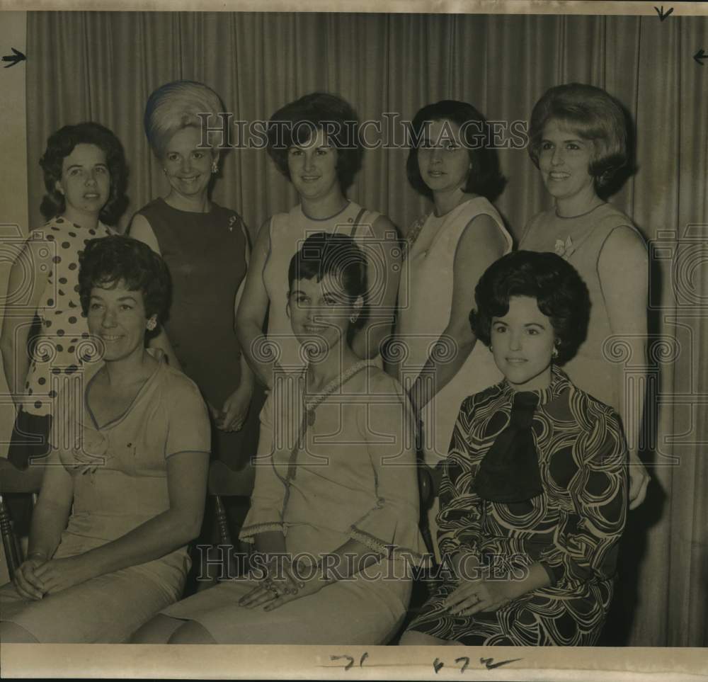 Press Photo Mrs. Hillary Thibodeaux with fellow Beta Sigma Phi Sorority officers- Historic Images