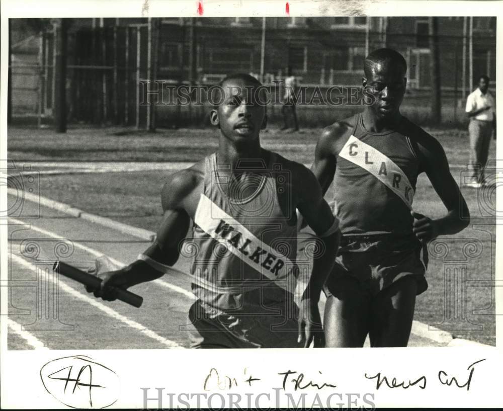 1985 Press Photo Keith Thibodeaux finishes first as anchor in the 880 yard relay- Historic Images