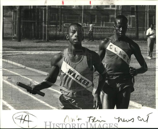 1985 Press Photo Keith Thibodeaux finishes first as anchor in the 880 yard relay- Historic Images