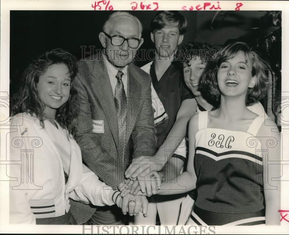 1990 Press Photo Former football player Y.A. Tittle poses with youngsters- Historic Images