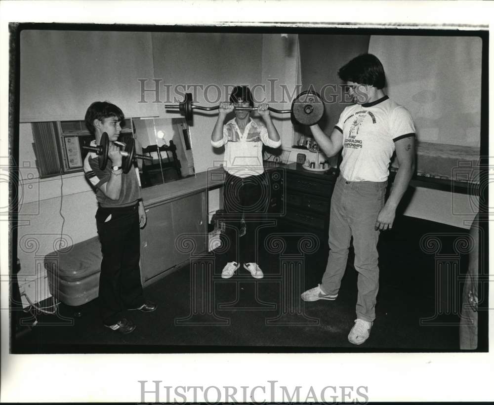 1982 Press Photo Bobby Serpas, John Disalvo, Rick Whatley lift weights- Historic Images