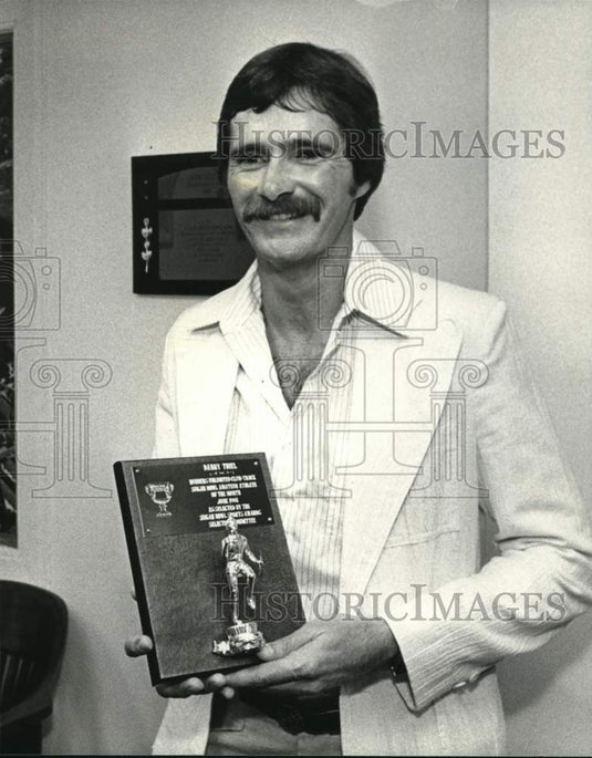 1981 Press Photo Sprinter Danny Thiel holds his plaque - noc93289- Historic Images