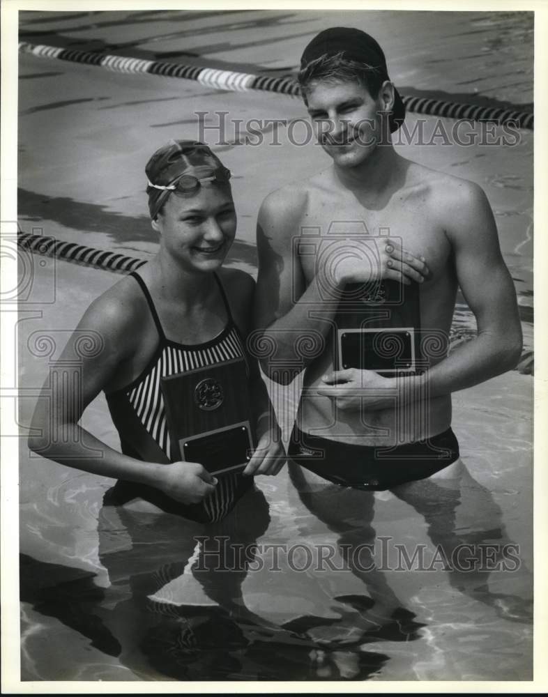 1990 Press Photo Swimmers hold their William J. Everhardt Memorial Award plaques- Historic Images