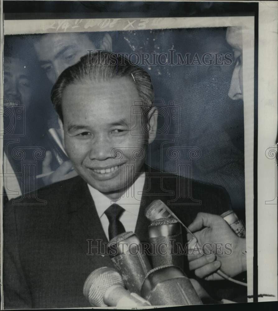 1968 Press Photo Chief North Vietnam delegate Wui Xuan Thuy arrives in Paris- Historic Images