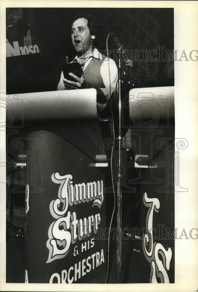 1981 Press Photo Jimmy Sturr performs with his polka band at Blue Ribbon Inn- Historic Images