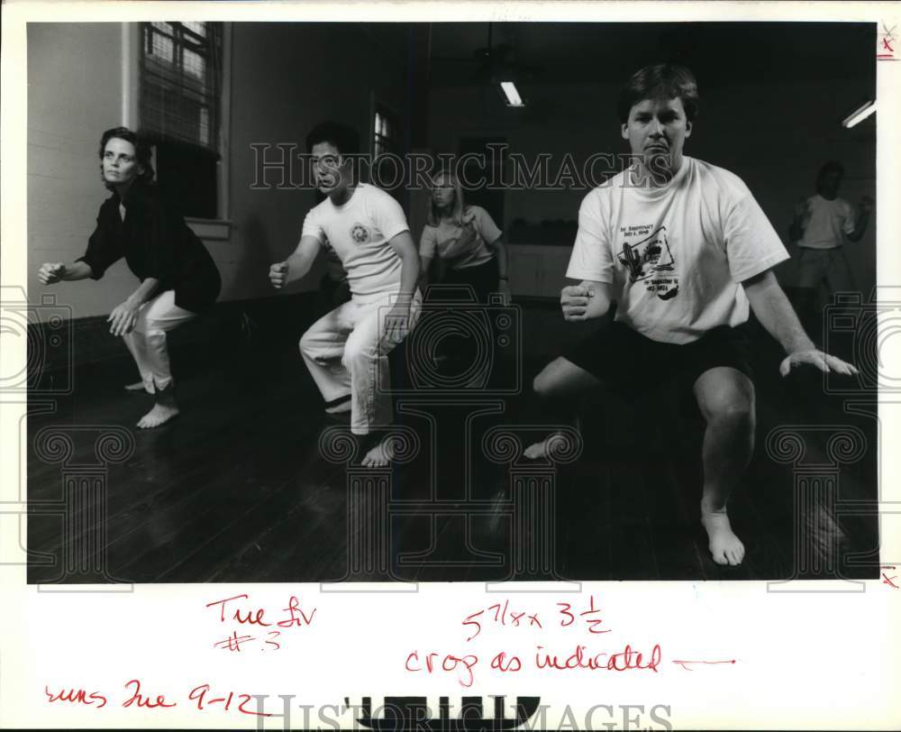 1989 Press Photo Tamashii Center Tai Chi instructor King Lam works with students- Historic Images