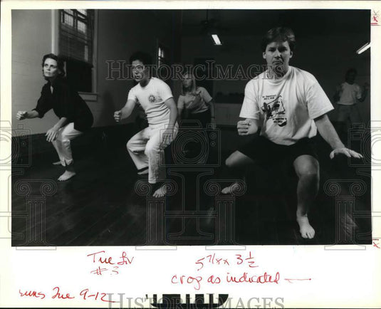 1989 Press Photo Tamashii Center Tai Chi instructor King Lam works with students- Historic Images