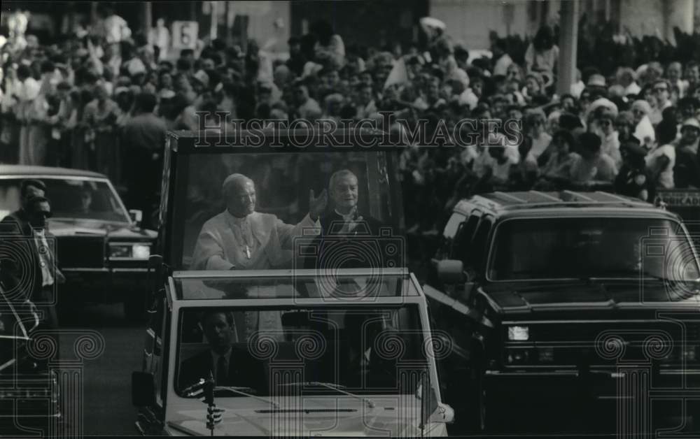 1987 Press Photo Pope John Paul II in the &quot;popemobile&quot; in New Orleans- Historic Images