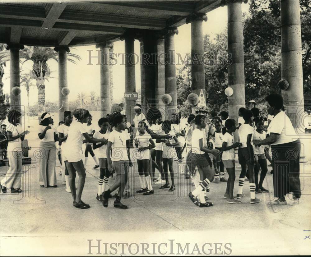 1975 Press Photo Summer Recreational Therapy campers during event at City Park- Historic Images