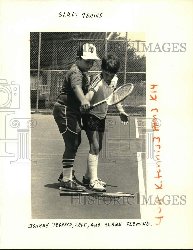 1984 Press Photo Summer - Johnny Tedesco teaches Shawn Fleming tennis backhand- Historic Images
