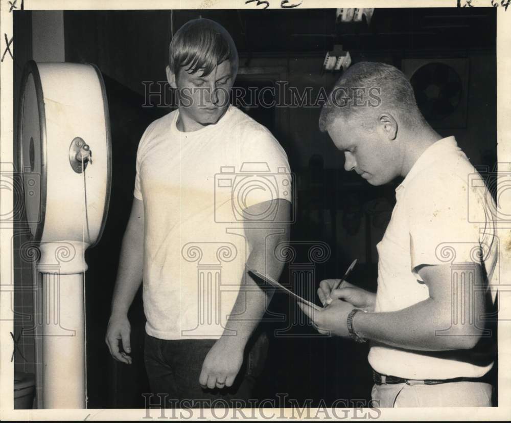 1970 Press Photo Tulane football guard Steve Thomas &amp; trainer Steve Shaw- Historic Images