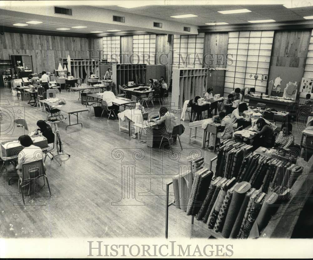 1975 Press Photo Women working at The Strive Center- Historic Images