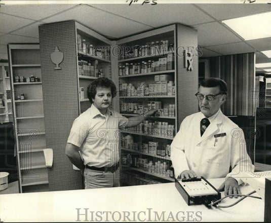 1975 Press Photo Pharmacists Joseph Sunseri Sr. and his son Carlton Sunseri- Historic Images