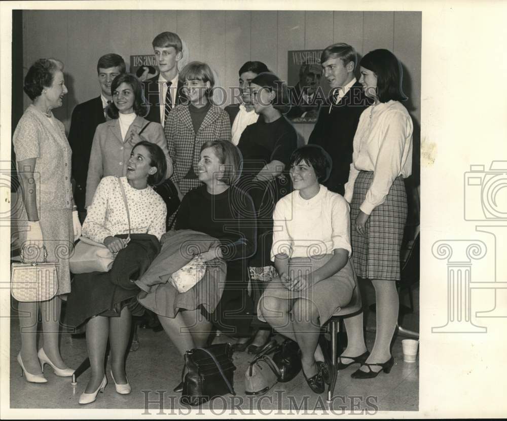 1966 Press Photo Mrs. Charles Leonard welcomes area teenagers from Buenos Aires- Historic Images