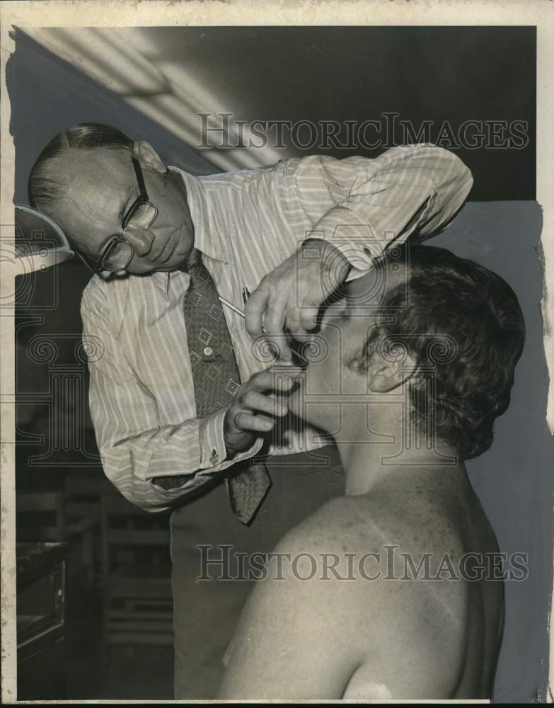 1971 Press Photo Saints&#39; Dave Szymakowski undergoes examination by Charles Brown- Historic Images