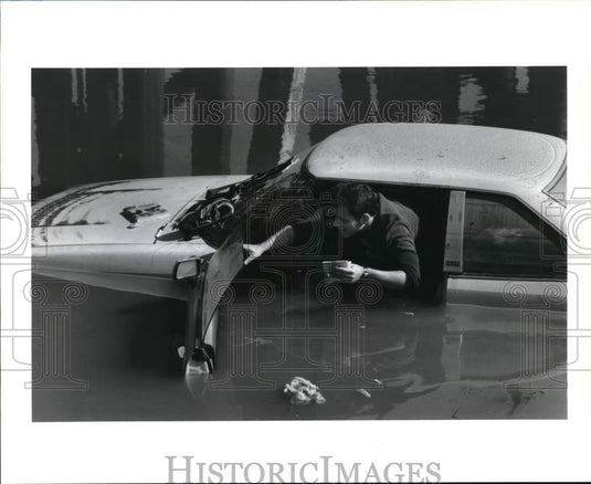 1992 Press Photo Walter Castro gets out of his flooded car on Cold Storage Road- Historic Images